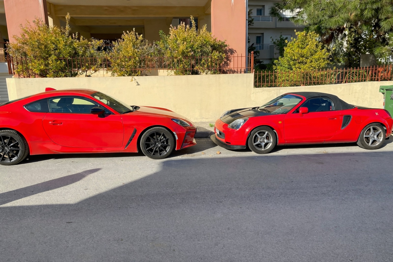 GR86 and MR2 face to face, both in red